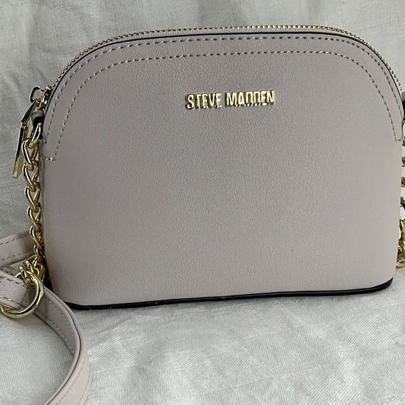 Steve Madden Handbags - Steve Madden small zippered top vegan crossbody bag.